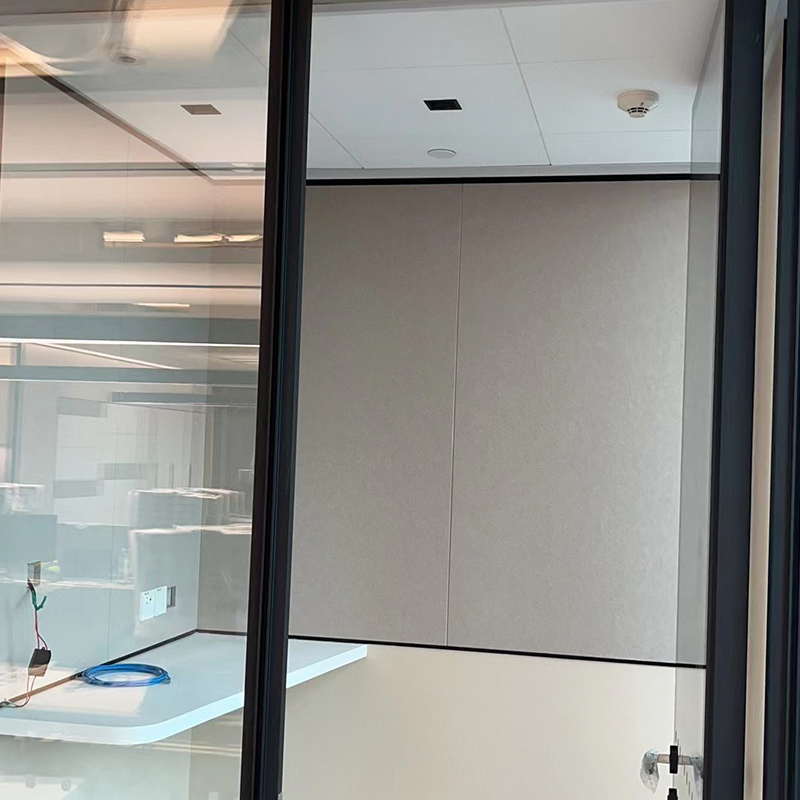 Recyklovaný ekologický materiál Výroba akustických panelov odolných voči ohňu a tlmiacimi stenami zo 100 % polyesterovej plsti z polyesterového vlákna Recyklovaný ekologický materiál Výroba akustických panelov odolných voči ohňu a tlmiacimi stenami zo 100 % polyesterovej plsti z polyesterového vlákna