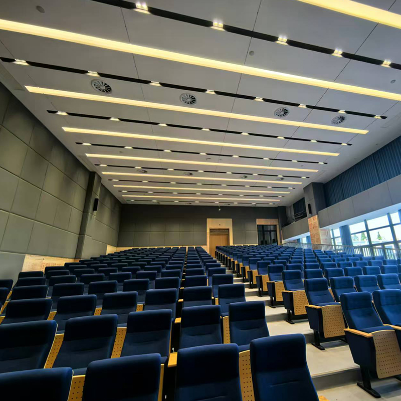 Akustické panely potiahnuté kožou so špongiou, ktorá účinne chráni ľudí pred zraneniami