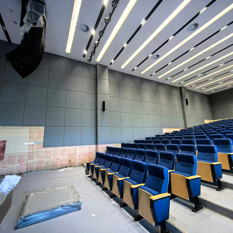 Akustické panely potiahnuté kožou so špongiou, ktorá účinne chráni ľudí pred zraneniami