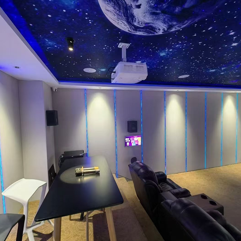 Interiérový dizajn s tkaninou potiahnutými stenovými panelmi absorbujúcimi zvuk, vhodný pre hotely