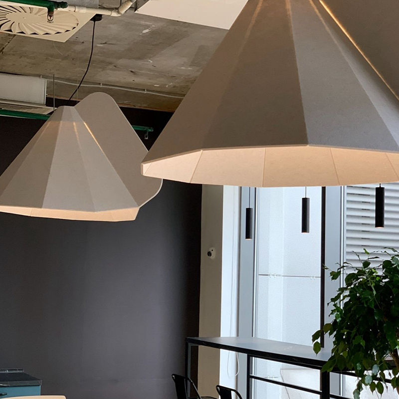 Akustické panelové ozvučnice s moderným dizajnom Pohlcujú zvuk a sú šetrné k životnému prostrediu Tvar pásikových dosiek z polyesterových vlákien na použitie v telocvični